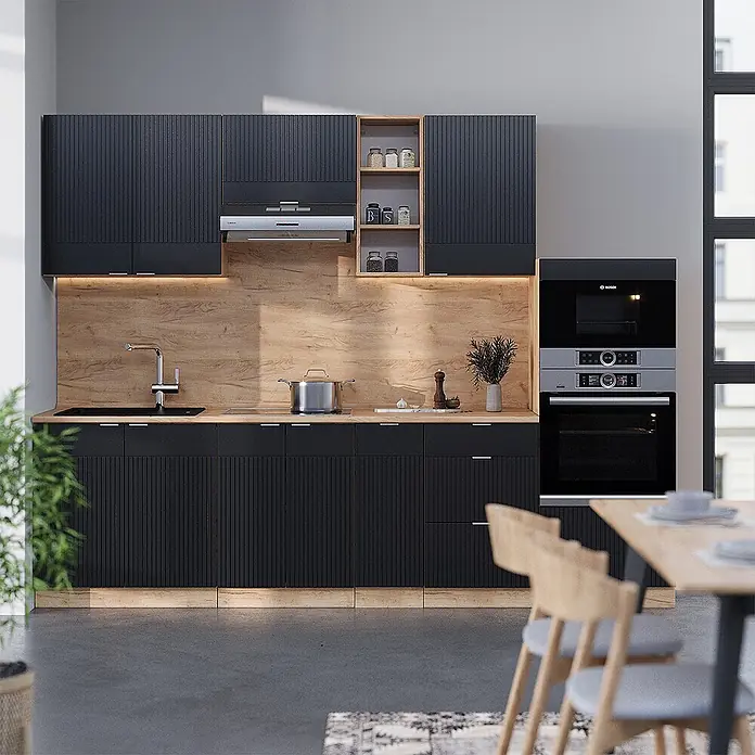 Vicco Küchenzeile Fame-Line Schwarz gestreift/Goldkraft Eiche ohne Arbeitsplatte - Breite: 280 cm, Schwarz gestreift, Ohne Elektrogeräte - Moderne schwarze Küchenschränke mit geriffelter Textur, hellen Holz-Arbeitsplatten und Rückwand in einer modernen Küche.