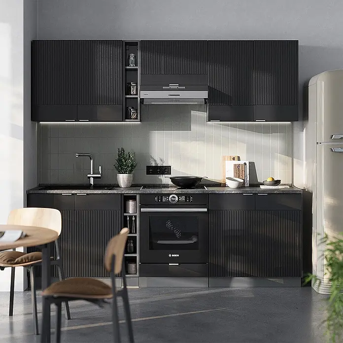 Vicco Küchenzeile Fame-Line Schwarz gestreift/Anthrazit, AP Anthrazit - Breite: 235 cm, Schwarz gestreift, Ohne Elektrogeräte - Moderne dunkle Küchenschränke mit geriffelten Fronten, integriertem Backofen und Kochfeld, in einer modernen Küche.