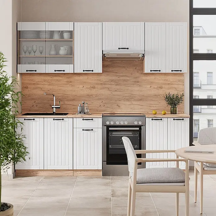 Vicco Küchenzeile Fame-Line Weiß Landhaus, AP Anthrazit - Weiß Landhaus, Ohne Elektrogeräte - Weiße Küche mit Holzoptik-Arbeitsplatten, schwarzen Griffen und einem Edelstahlherd.