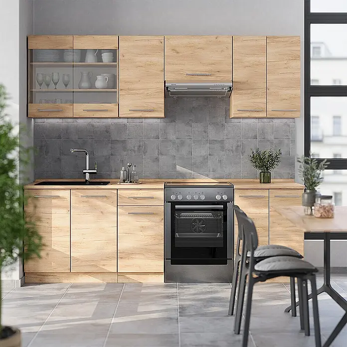 Vicco Küchenzeile Fame-Line Goldkraft Eiche, AP Anthrazit - Goldkraft Eiche, Ohne Elektrogeräte - Eine moduläre Küche mit hellen Holzmaserungsschränken, schwarzem Spülbecken, Edelstahlherd und grauem Fliesenspiegel.