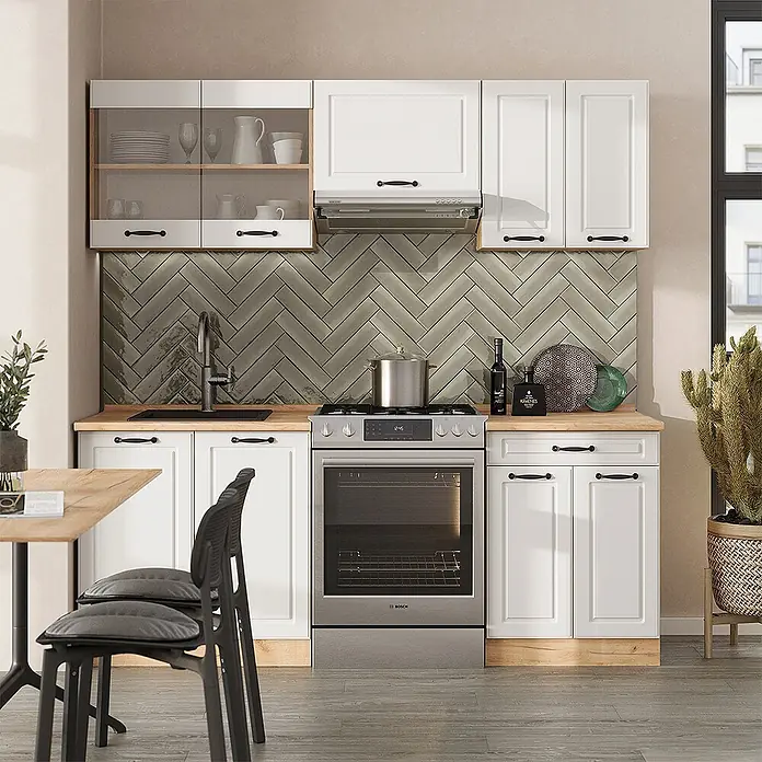 Vicco Küchenzeile R-Line Weiß Landhaus/Goldkraft Eiche, AP Eiche - Weiß Landhaus, Ohne Elektrogeräte - Weiße Küchenschränke mit Holzoptik-Arbeitsplatten und Edelstahlgeräten in moderner Küche.