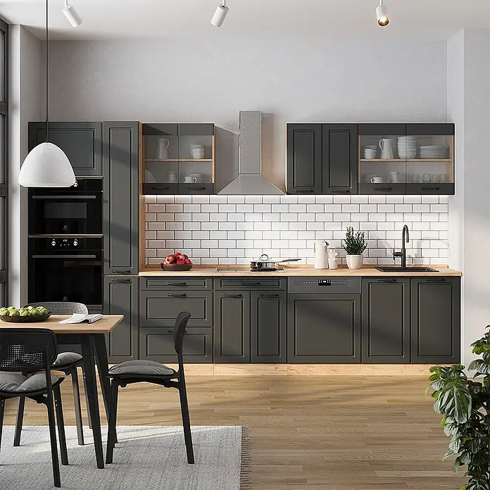 Vicco Küchenzeile R-Line Anthrazit Landhaus/Goldkraft Eiche ohne Arbeitsplatte - Anthrazit Landhaus, Ohne Elektrogeräte - Eine moderne Küche mit dunkelgrauen Schränken, hellen Holztheken und weißem Metrofliesen-Spritzschutz, mit Einbaugeräten und Esstisch.