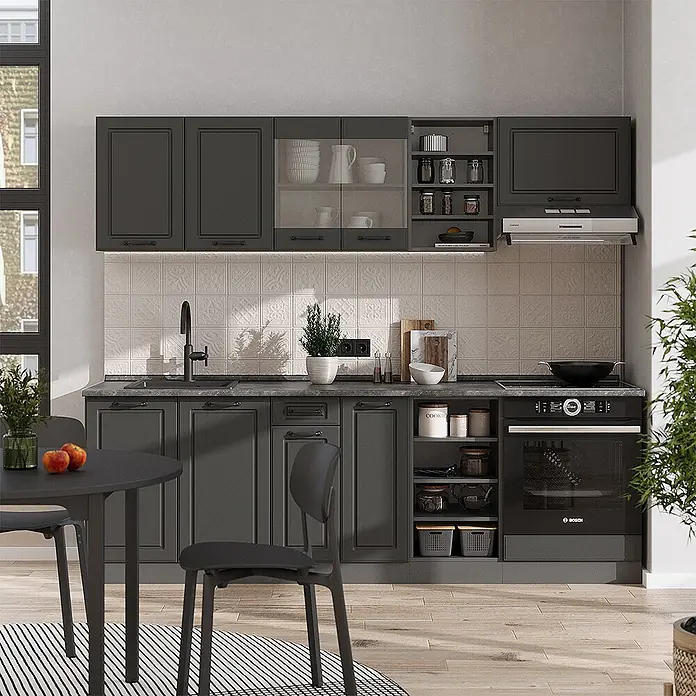 Vicco Küchenzeile R-Line Anthrazit Landhaus/Anthrazit ohne Arbeitsplatte - Anthrazit Landhaus, Ohne Elektrogeräte - Dunkelgraue modulare Küche mit Paneel-Schränken, dunkler Arbeitsplatte, Spüle und integrierten Geräten.