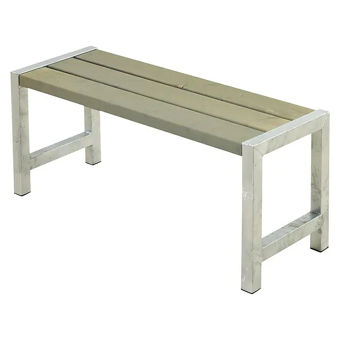 Plus Gartenbank - B x T x H: 127 x 38 x 45 cm, Kiefer, Graubraun - Eine robuste Bank mit einer Sitzfläche aus Holzlatten und einem stabilen Metallgestell. Ideal für Umkleideräume und öffentliche Bereiche.