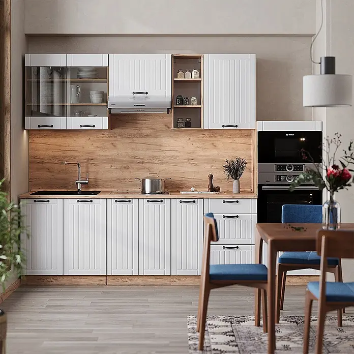 Vicco Küchenzeile Fame-Line Weiß Landhaus ohne Arbeitsplatte - Weiß Landhaus, Ohne Elektrogeräte - Moderne Küche mit weißen geriffelten Schränken, schwarzen Griffen und Arbeitsplatte/Rückwand aus Holz.