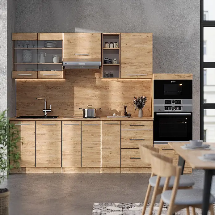 Vicco Küchenzeile Fame-Line Goldkraft Eiche ohne Arbeitsplatte - Goldkraft Eiche, Ohne Elektrogeräte - Moderne Küche mit hellen Holzfronten, integrierten Geräten wie Backofen und Mikrowelle, und einer Holzrückwand.
