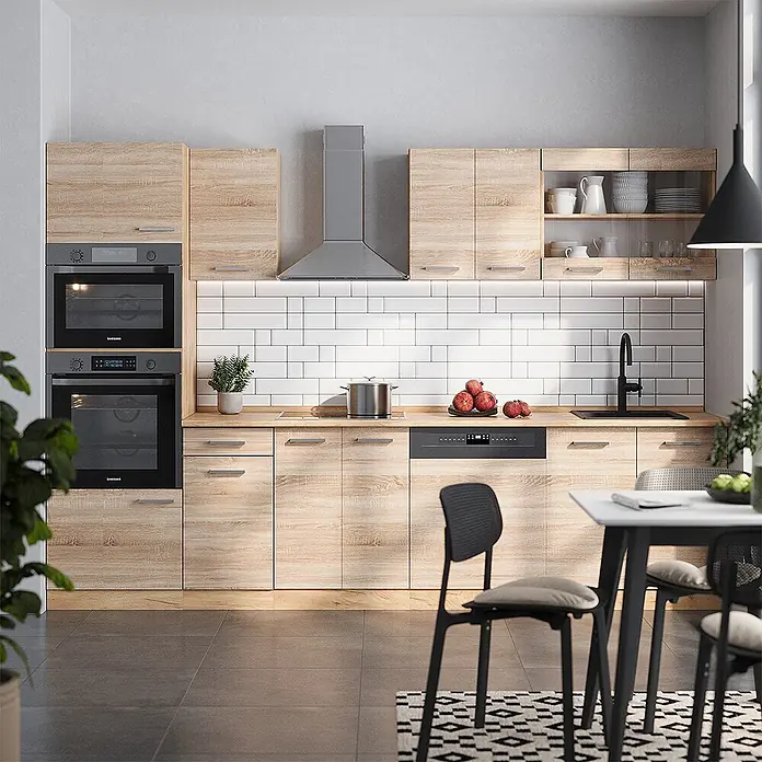 Vicco Küchenzeile R-Line Sonoma/Goldkraft Eiche mit Hochschrank, ohne Arbeitsplatte - Sonoma, Ohne Elektrogeräte - Moderne Küche mit hellen Holzschränken, schwarzen Einbaugeräten und einer Holzarbeitsplatte mit weißem Fliesenspiegel.