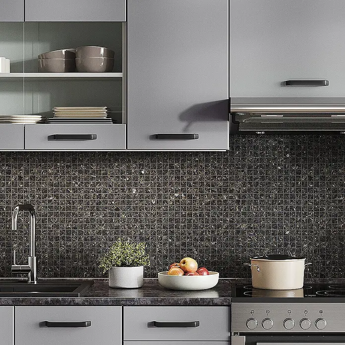 Vicco Küchenzeile R-Line Cashmere, AP Anthrazit - Grau, Ohne Elektrogeräte - Dunkle, quadratische Mosaik-Spritzschutzfliesen mit schimmerndem Braun-Gold-Muster, in moderner Küche hinter Spüle und Herd.