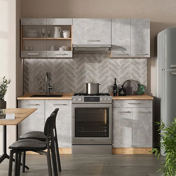 Vicco Küchenzeile R-Line Beton/Goldkraft Eiche ohne Arbeitsplatte - Beton, Ohne Elektrogeräte - Moderne Küche mit grauen Schränken in Betonoptik, hellen Holzplatten, grauem Fliesenspiegel und Edelstahlgeräten.