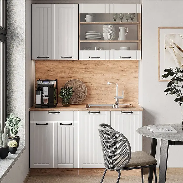 Vicco Singleküche Fame-Line Weiß Landhaus, AP Marmor - Breite: 140 cm, Weiß Landhaus, Mit AP Marmor - Weiße Küchenschränke mit schwarzen Griffen und Holzplatte, inkl. Spüle und Kaffeemaschine, in kompakter Küche.
