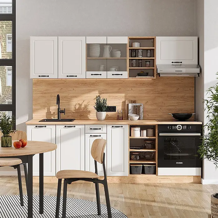 Vicco Küchenzeile R-Line Weiß Landhaus/Goldkraft Eiche, AP Eiche - Weiß Landhaus, Ohne Elektrogeräte - Moderne Küche mit weißen Schränken, heller Holz-Arbeitsplatte & Rückwand und schwarzen Einbaugeräten. Bietet praktischen Stauraum und Kochfläche.