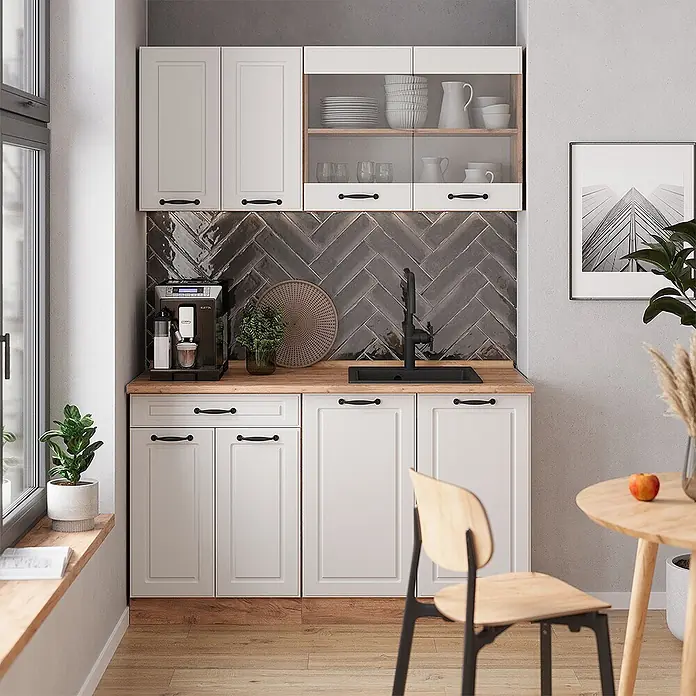 Vicco Schrankküche R-Line Weiß Landhaus 2er Set - Weiß Landhaus, Dachschrägenzeile 120cm - Moderne Küche mit weißen Schränken, heller Holztheke und dunklem Fischgrätfliesen-Spritzschutz.