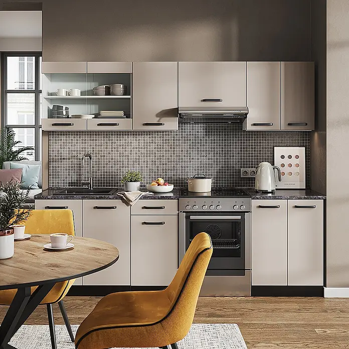 Vicco Küchenzeile R-Line Cashmere, AP Anthrazit - Cashmere, Ohne Elektrogeräte - Moderne Küchenzeile mit hellbeigen Schränken, dunklen Arbeitsplatten und gefliestem Spritzschutz, in stilvoller Wohnumgebung.