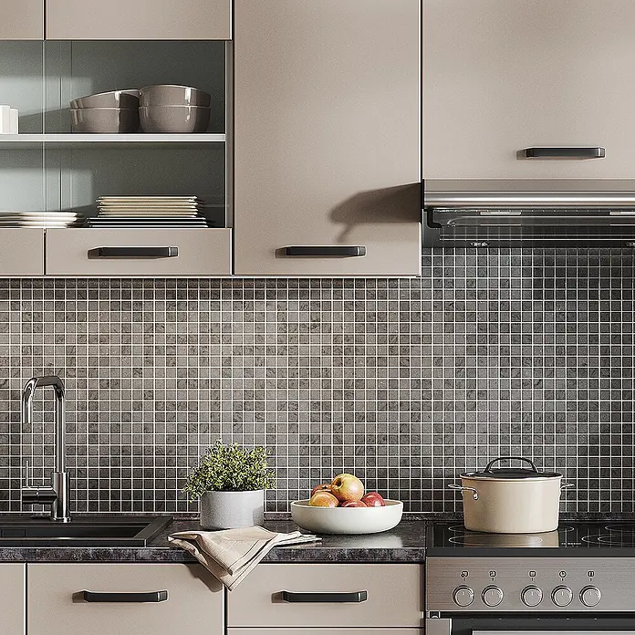 Vicco Küchenzeile R-Line Cashmere, AP Anthrazit - Cashmere, Ohne Elektrogeräte - Moderne Küche mit taupefarbenen Schränken, dunklen Arbeitsplatten und grauem Mosaik-Spritzschutz, mit Spüle und Herd.