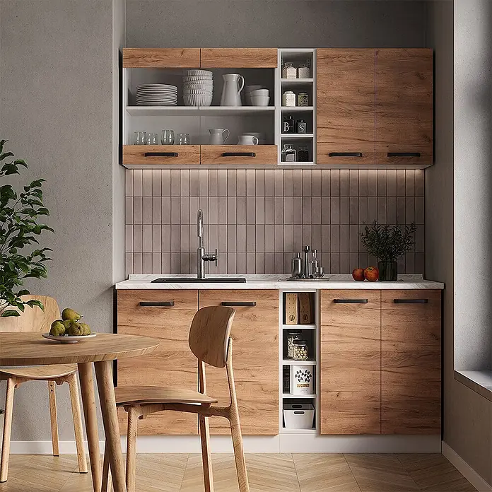Vicco Singleküche R-Line Goldkraft Eiche/Weiß AP Anthrazit - Goldkraft Eiche, Mit AP Anthrazit - Moderne Küche mit hellen Holzmaserungsschränken, weißen Arbeitsplatten, Spüle und integrierten offenen Regalen, neben einem Esstisch.