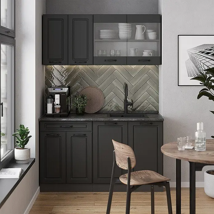 Vicco Singleküche R-Line Anthrazit Landhaus/Anthrazit, AP Marmor - Breite: 140 cm, Anthrazit Landhaus, Mit AP Marmor - Schwarze Küchenschränke mit matter Oberfläche, teilweise mit Glasfronten, in einer modernen Küche.