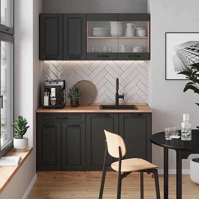 Vicco Singleküche R-Line Anthrazit Landhaus/Goldkraft Eiche, AP Marmor - Breite: 140 cm, Anthrazit Landhaus, Mit AP Marmor - Moderne dunkelgraue Küchenschränke mit schwarzen Griffen und Holztheke, mit schwarzem Waschbecken und Kaffeemaschine.