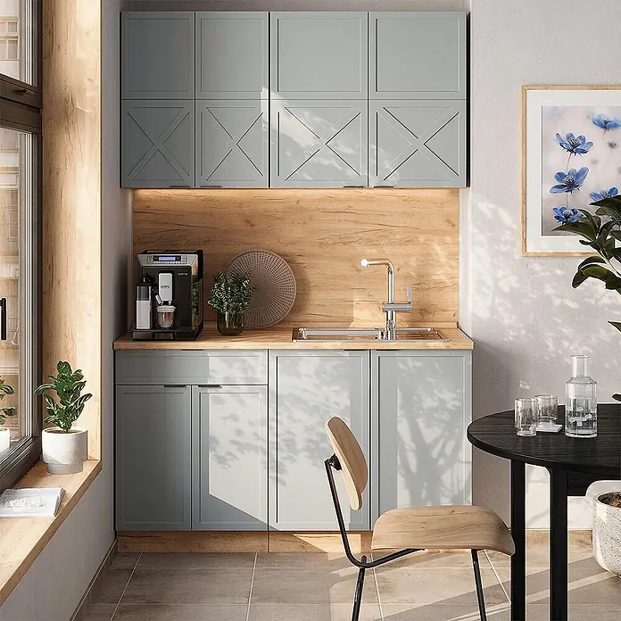 Vicco Singleküche Fame-Line Hellblau-grau/Goldkraft Eiche, AP Anthrazit - Breite: 140 cm, Hellblau-grau, Mit AP Anthrazit - Moderne hellgraue Küche mit Arbeitsplatte und Spritzschutz aus Holz, ausgestattet mit Kaffeemaschine und Spüle.