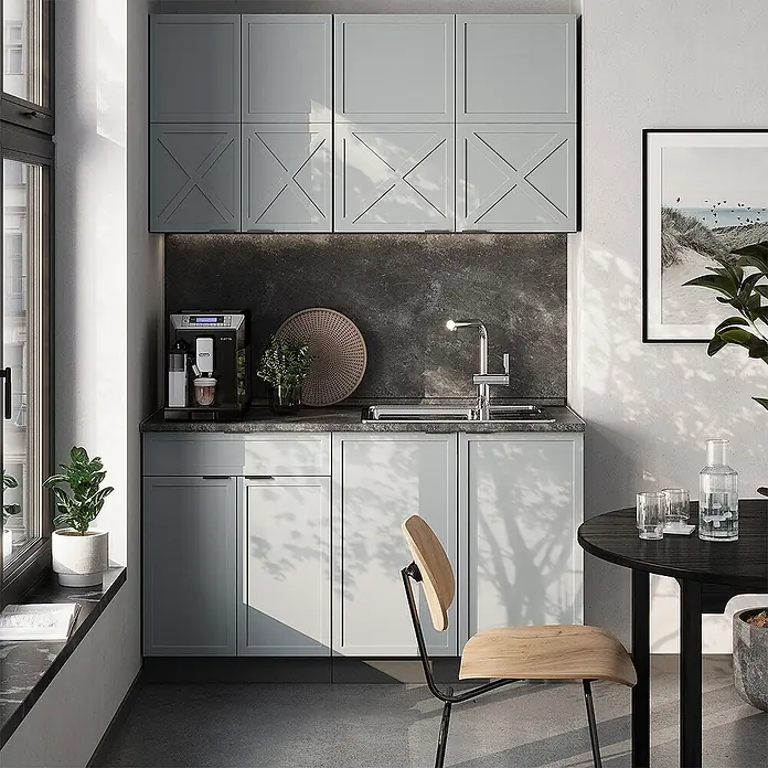 Vicco Singleküche Fame-Line Hellblau-grau/Anthrazit, AP Anthrazit - Breite: 140 cm, Hellblau-grau, Mit AP Anthrazit - Eine kompakte, moderne Küchenzeile mit hellblau-grauen und weißen Schränken, dunkler Arbeitsplatte, Kaffeemaschine und Spüle, sonnenbeschienen.