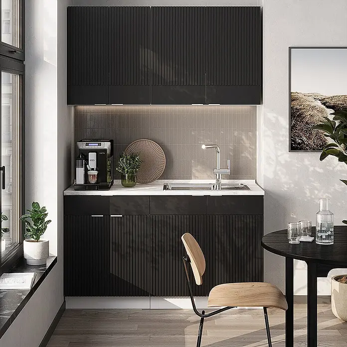 Vicco Singleküche Fame-Line Schwarz gestreift/Weiß, AP Eiche - Breite: 140 cm, Schwarz gestreift, Mit AP Eiche - Moderne schwarze, geriffelte Küchenschränke in einem kompakten Küchenbereich mit Kaffeemaschine und Spüle.