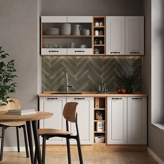 Vicco Singleküche R-Line Weiß Landhaus/Goldkraft Eiche, AP Marmor - Breite: 160 cm, Weiß Landhaus, Mit AP Marmor - Weiße Küchenschränke mit Holzdetails und schwarzen Griffen, Holzarbeitsplatte und grüner Fischgrät-Rückwand in einer modernen Küche.