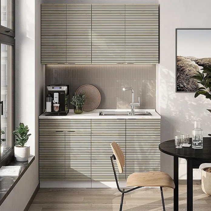 Vicco Singleküche Fame-Line Eiche Paneel/Weiß, AP Eiche - Breite: 140 cm, Eiche Paneel, Mit AP Eiche - Helle, geriffelte Küchenschränke in Beige mit Kaffeemaschine und Spüle in einer kompakten Küchenzeile.