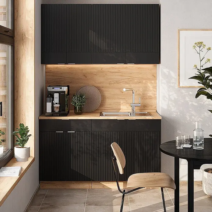 Vicco Singleküche Fame-Line Schwarz gestreift/Goldkraft Eiche, AP Marmor - Breite: 140 cm, Schwarz gestreift, Mit AP Marmor - Kompakte Küche mit schwarzen geriffelten Ober- und Unterschränken, Holzarbeitsplatte, integrierter Spüle und Kaffeemaschine.