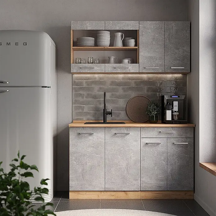 Vicco Singleküche R-Line Beton/Goldkraft Eiche, AP Eiche - Breite: 140 cm, Beton, Mit AP Eiche - Küchenschrank-Set mit grauen Betonoptik-Fronten und Holzdetails, in eine funktionale Küche integriert.