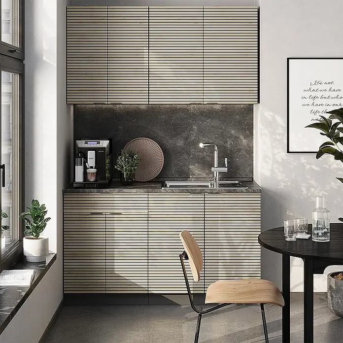 Vicco Singleküche Fame-Line Eiche Paneel/Anthrazit, AP Marmor - Breite: 140 cm, Eiche Paneel, Mit AP Marmor - Helle Lamellenküchenschränke in einer modernen Küche mit Kaffeemaschine und Spüle.