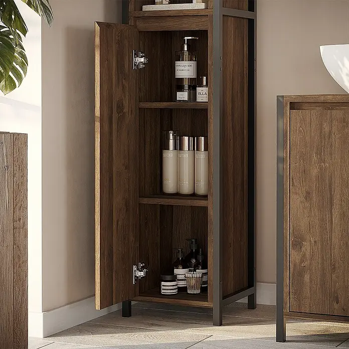 Vicco Badmöbel-Set Naola Eiche/Schwarz 3 Teile - Eiche, Matt - Rustikaler brauner hoher Badschrank mit schwarzem Metallrahmen und geöffneter Tür, der Toilettenartikel zeigt.