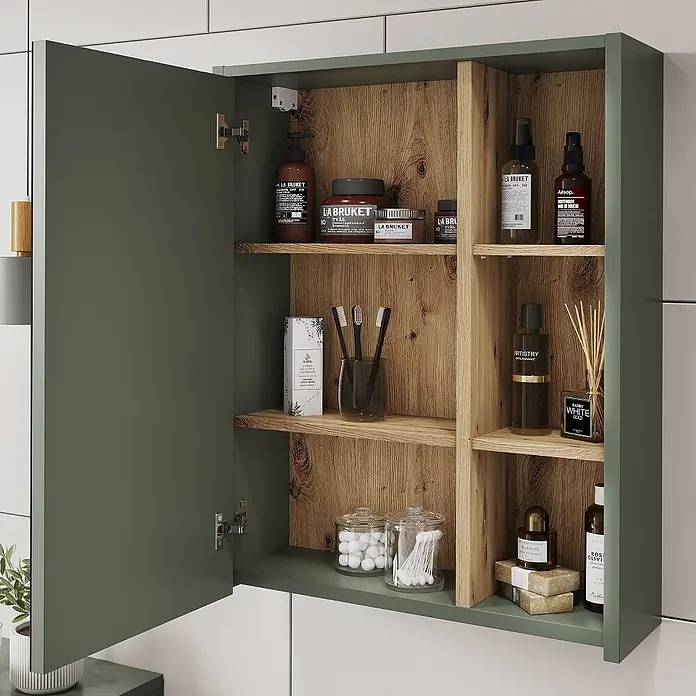 Vicco Badmöbel-Set Viola Grün/Artisan 3 Teile - Grün, Matt - Grüner Badezimmerschrank mit geöffneter Tür, der Holzregale zeigt, die mit verschiedenen Toilettenartikeln gefüllt sind.