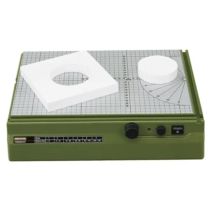 Proxxon Micromot Cortador con alambre caliente Thermocut 230/E - Temperatura de 100 a 200 ºC, Cortador con alambre caliente 230/E, soporte y bobina de alambre (30 m de alambre de corte con Ø 0,2 mm) - Primer plano de una cortadora de hilo caliente Proxxon Thermocut con formas de poliestireno.