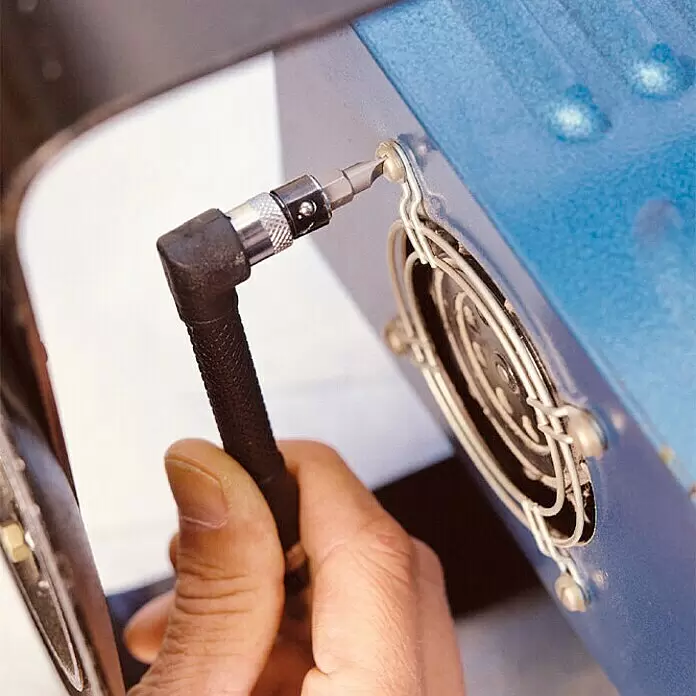 Wolfcraft Llave en forma de L 1573000 - Apto para: Cabezales ¼'' hexagonales, Específico para: Cabezales ¼'' hexagonales - Adaptador de destornillador de ángulo negro girando un tornillo en una carcasa azul.