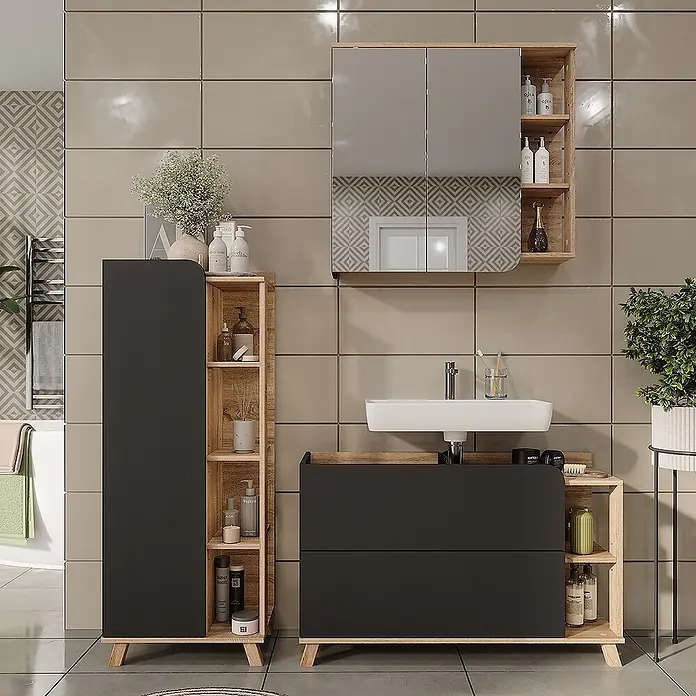 Vicco Badmöbel-Set Karen Sonoma/Anthrazit 3 Teile - Sonoma, Matt - Modernes Badmöbelset aus Schwarz und Naturholz mit Waschbecken, Hochschrank und Spiegelschrank in einem gefliesten Badezimmer.