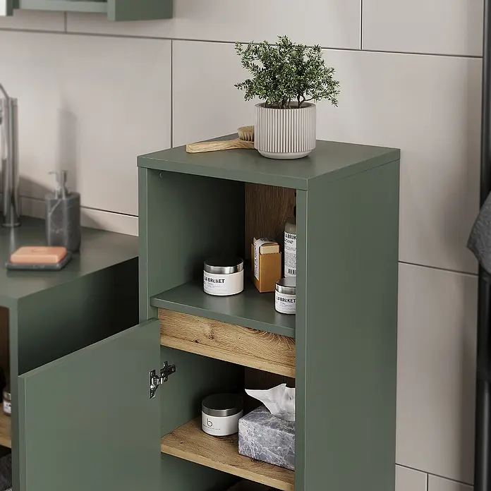 Vicco Badmöbel-Set Viola Grün/Artisan 3 Teile - Grün, Matt - Dunkelgrüner Badezimmerschrank mit Holzoptikböden, der Toilettenartikel präsentiert. Eine Tür ist geöffnet.