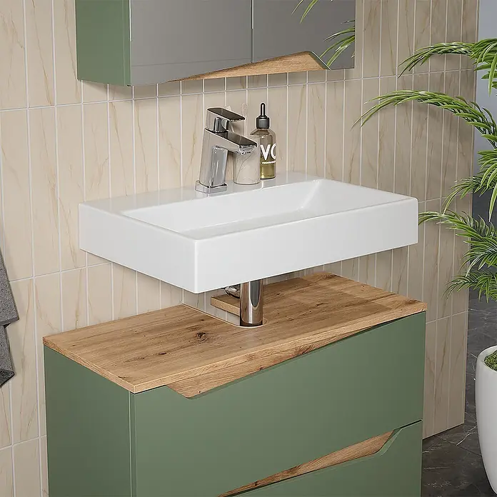 Vicco Badmöbel-Set Marelle Grün/Artisan 2 Teile - Grün, Matt - Weißes rechteckiges Waschbecken mit Chromarmatur auf grünem Badmöbel mit Holzoptik-Arbeitsplatte.