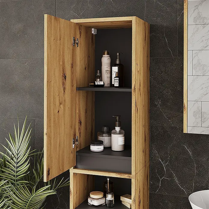 Vicco Badmöbel-Set Viola Artisan/Grau 3 Teile - Artisan-Eiche, Matt - Hoher rustikaler Holz-Badezimmerschrank mit offener Tür, dunkelgrauen Regalen und einer Schublade, gefüllt mit Pflegeprodukten.