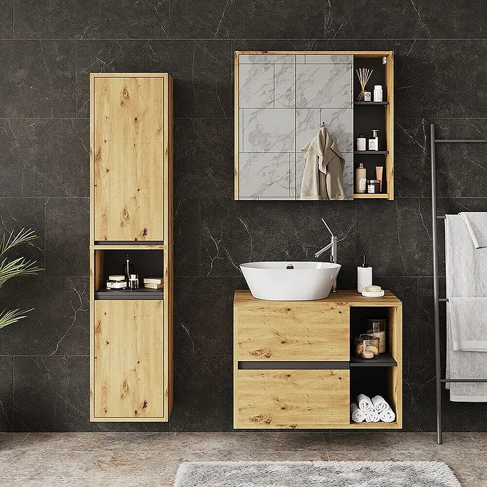 Vicco Badmöbel-Set Viola Artisan/Grau 3 Teile - Artisan-Eiche, Matt - Badezimmermöbel aus hellem Holz mit Waschbecken, Hochschrank und Spiegelschrank vor dunkler Wand.
