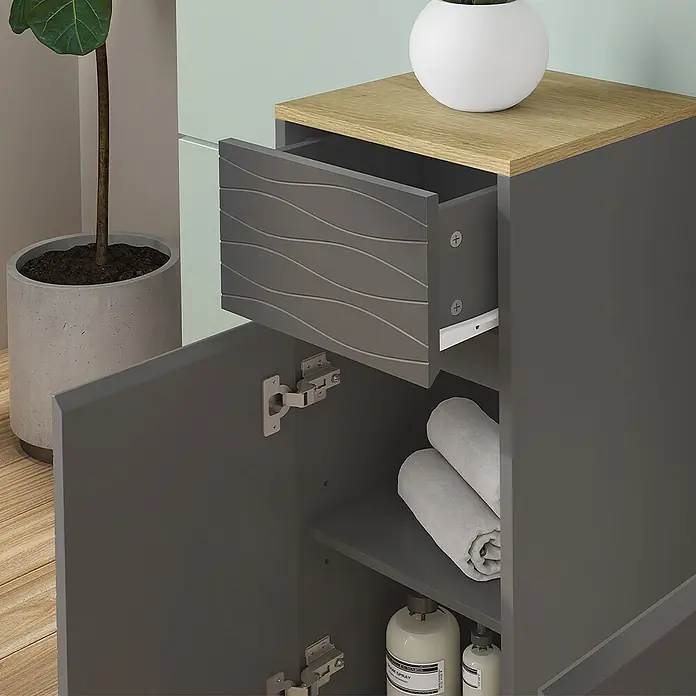 Vicco Badmöbel-Set Livia Anthrazit/Eiche 3 Teile, mit Midischrank - Anthrazit, Matt - Dunkelgrauer Aufbewahrungsschrank mit heller Holzplatte, offener Schublade mit Wellenmuster und offener Tür.