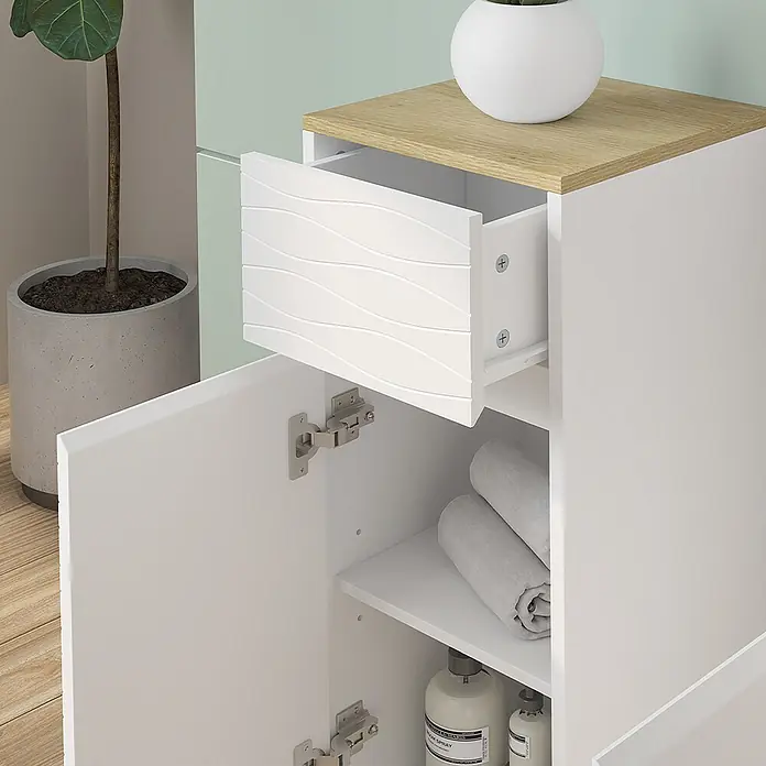 Vicco Badmöbel-Set Livia, Weiß/Eiche 60 cm -  - Weißer Beistellschrank mit heller Holzplatte, offener Schublade mit Wellenmuster und offener Tür mit Handtüchern und Flaschen.
