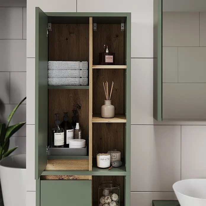 Vicco Badmöbel-Set Viola Grün/Artisan 3 Teile - Grün, Matt - Offener grüner Wandschrank mit Holzoptik-Regalen, ordentlich organisiert mit Handtüchern und Toilettenartikeln.