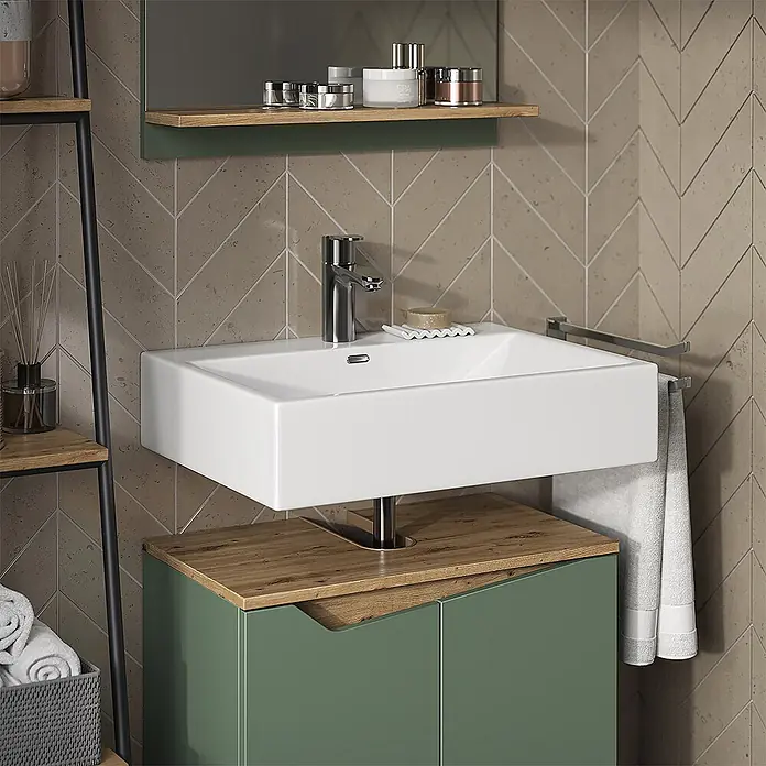 Vicco Badmöbel-Set Marelle Grün/Artisan 2 Teile - Grün, Matt - Weißes rechteckiges Keramikwaschbecken mit Chromarmatur, montiert auf grünem Waschtischunterschrank mit Holzplatte im Bad.