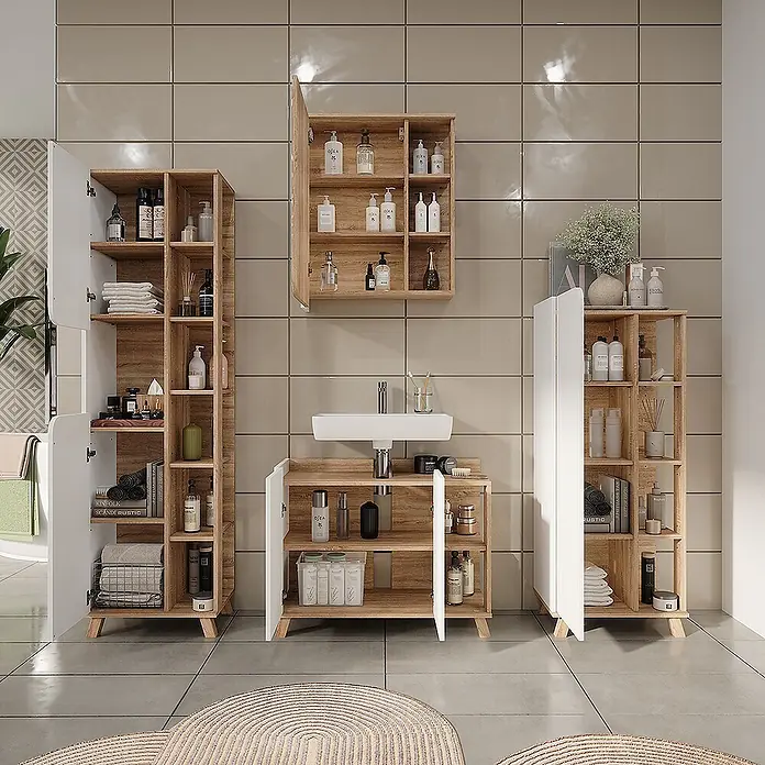 Vicco Badmöbel-Set Karen Sonoma/Weiß 4 Teile - Sonoma, Matt - Ein Set heller Badmöbel aus Holz mit weißen Akzenten, gefüllt mit Pflegeprodukten und Handtüchern in einem modernen Badezimmer.