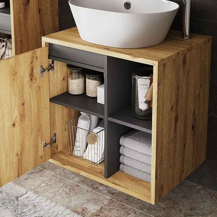 Vicco Badmöbel-Set Viola Artisan/Grau 3 Teile - Artisan-Eiche, Matt - Badezimmermöbel in Holzoptik und Dunkelgrau mit weißem Waschbecken und offenem Stauraum für Handtücher und Toilettenartikel.