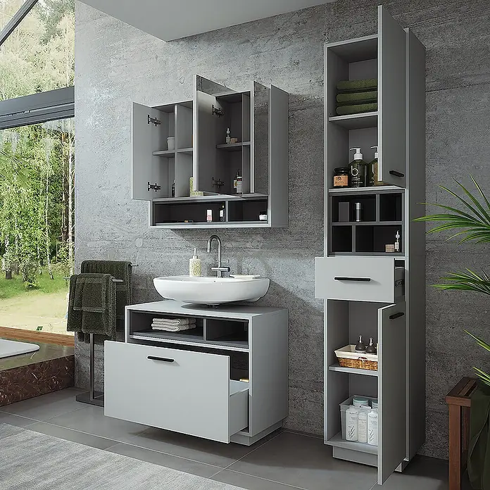 Vicco Badmöbel-Set Beatrice Grau/Anthrazit 3 Teile mit Hochschrank - Grau, Matt - Modernes hellgraues Badmöbel-Set: Waschtisch mit weißem Waschbecken, Spiegelschrank und hoher Lagerschrank, alle mit schwarzen Griffen.