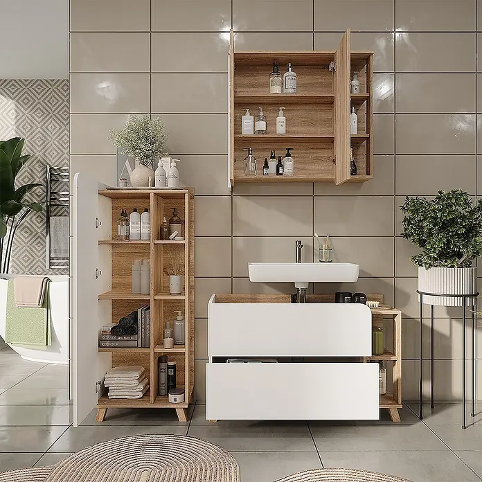 Vicco Badmöbel-Set Karen Sonoma/Weiß 3 Teile - Sonoma, Matt - Modernes Badezimmermöbel-Set aus hellem Holz und Weiß: Waschtisch mit Waschbecken, Wandschrank und hohes Regal, gefüllt mit Pflegeprodukten.