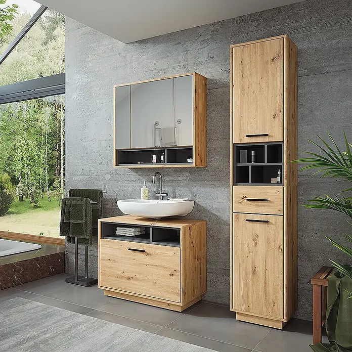 Vicco Badmöbel-Set Beatrice Artisan Eiche/Anthrazit 3 Teile mit Hochschrank - Artisan-Eiche, Matt - Modernes Badmöbel-Set aus hellem Holz und Dunkelgrau, bestehend aus Waschtisch, Spiegelschrank und Hochschrank, in einem Badezimmer.