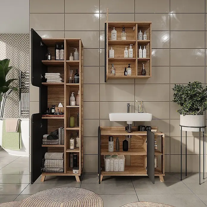 Vicco Badmöbel-Set Karen Sonoma/Anthrazit 3 Teile - Sonoma, Matt - Modernes Badezimmer-Aufbewahrungsset aus hellem Holz mit dunklen Akzenten, bestehend aus Hochschrank, Wandschrank und Waschtisch, gefüllt mit Pflegeprodukten im Bad.