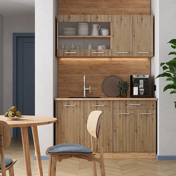 Vicco Singleküche R-Line Artisan-Eiche/Goldkraft Eiche ohne Arbeitsplatte - Artisan-Eiche, Ohne AP - Holzküchenschränke mit gerillter Textur, Spüle und Kaffeemaschine. Oberschränke mit Glastüren zeigen Geschirr.