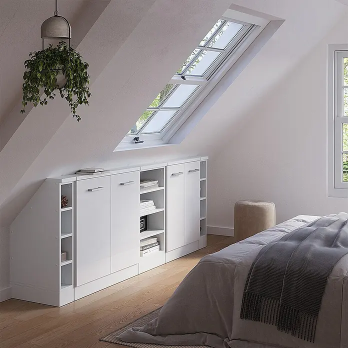 Vicco Schrankküche R-Line Weiß Hochglanz 5er Set - Weiß Hochglanz, Dachschrägenzeile 210cm - Weiße modulare Aufbewahrungsschränke und Regale unter einem Dachfenster, passend zur schrägen Wand eines Schlafzimmers.